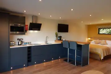 Fleece Fold ensuite glamping lodge equipped kitchen