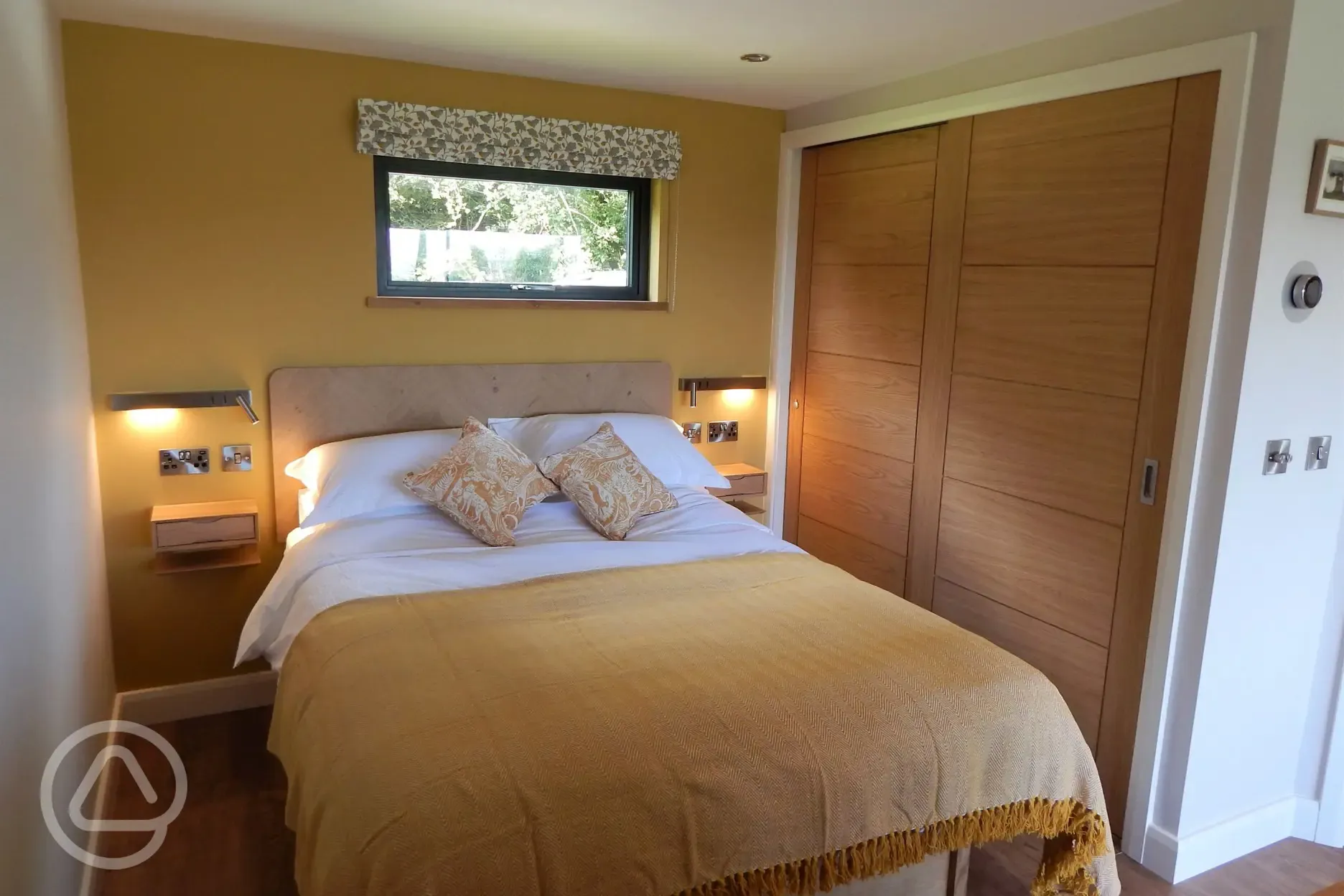 Fleece Fold ensuite glamping lodge king size bed (bedding and towels provided)