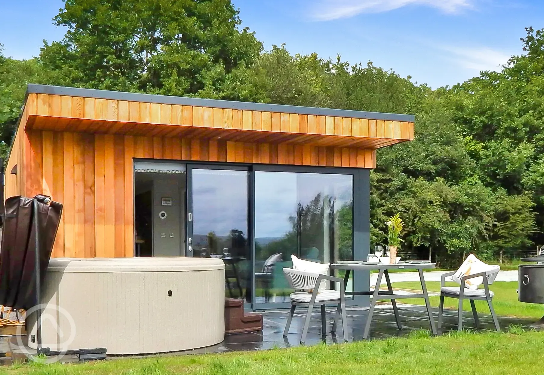 Fleece Fold glamping lodge with hot tub and outdoor furniture
