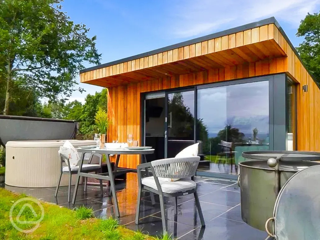 Ensuite glamping lodge with hot tub and outdoor furniture