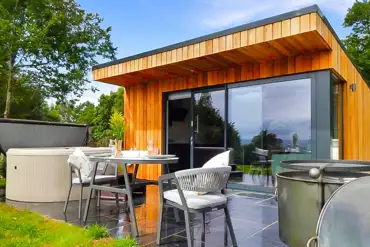 Ensuite glamping lodge with hot tub