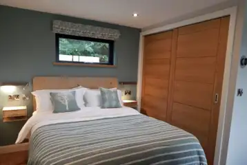 Graze Garth ensuite glamping lodge king size bed (bedding and towels provided)