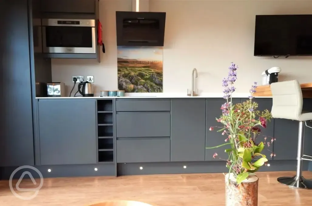 Herdy's Hut ensuite glamping lodge equipped kitchen