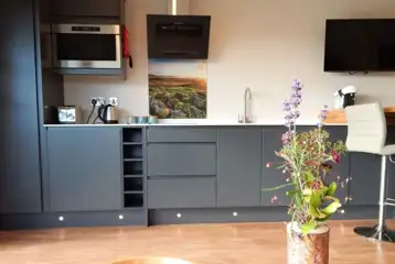 Herdy's Hut ensuite glamping lodge equipped kitchen