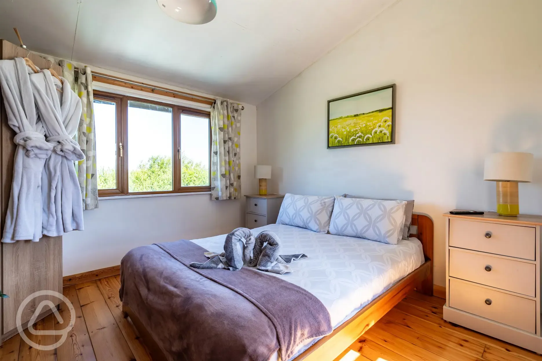 Tamarisk cabin double bedroom