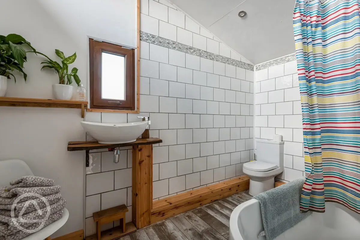 Tamarisk cabin bathroom