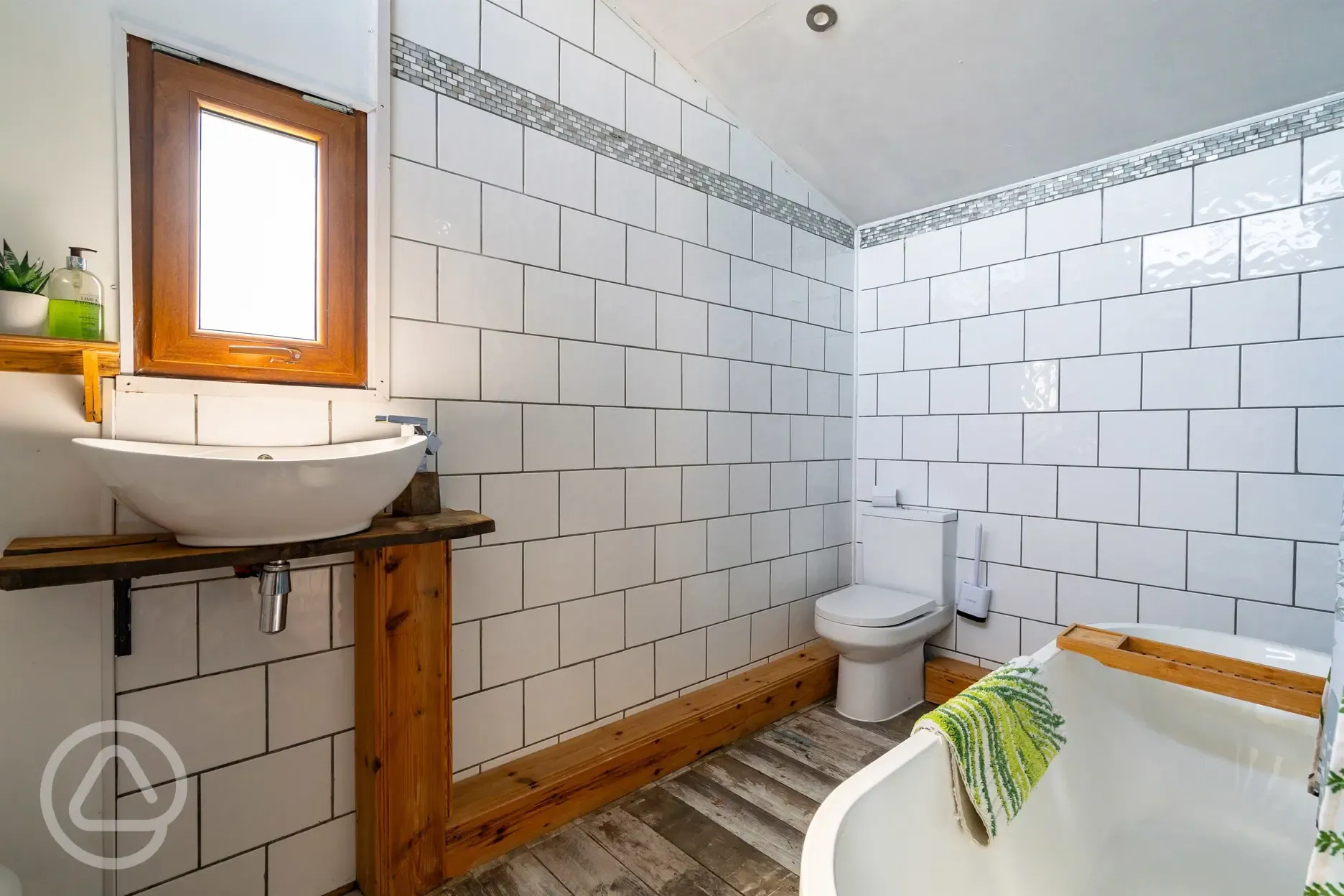 Tamarisk cabin bathroom