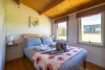 Ivy Rose cabin bedroom