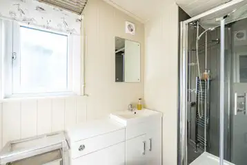 Merlin's Cabin ensuite bathroom with towels and toiletries Merlin's Cabin ensuite bathroom with towels and toiletries