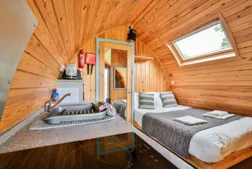 Ensuite glamping pod double bed (bedding and towels provided) Ensuite glamping pod double bed (bedding and towels provided)