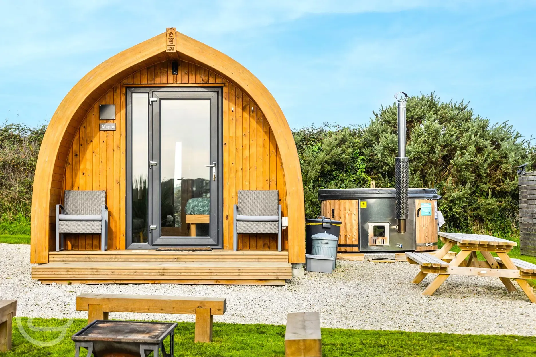 Maple ensuite glamping pod with hot tub (dog friendly)