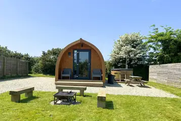 Hazel pod with wood-fired hot tub Hazel pod with wood-fired hot tub