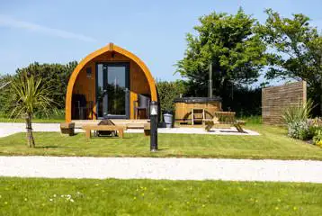 Hazel ensuite glamping pod with hot tub (dog friendly)