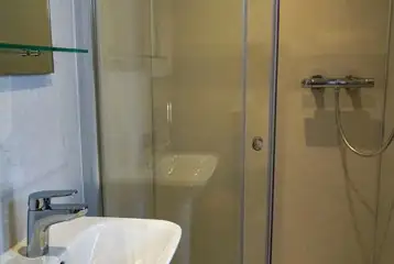 Elite pod ensuite shower and sink