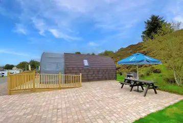 Accessible ensuite glamping pod with an outdoor picnic bench