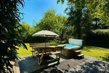 Sunridge Eco Pod with hot tub outdoor seating area