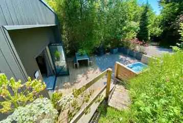 Sunrdige Cube with hot tub outdoor area with hot tub and parking Sunrdige Cube with hot tub outdoor area with hot tub and parking