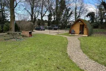 Cosy ensuite glamping pod with an outdoor picnic table (dog friendly)