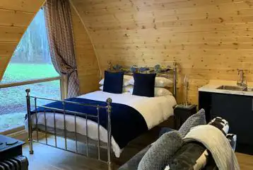 Posh ensuite pod with a king sized (bedding provided)