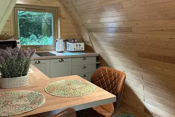 Fancy pod kitchen with a hob and breakfast bar Fancy pod kitchen with a hob and breakfast bar