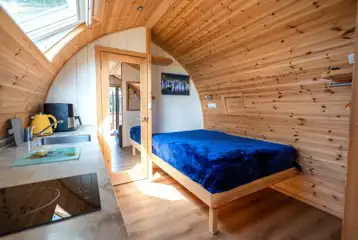 Alpaca pod double bed (bring bedding) and equipped kitchen