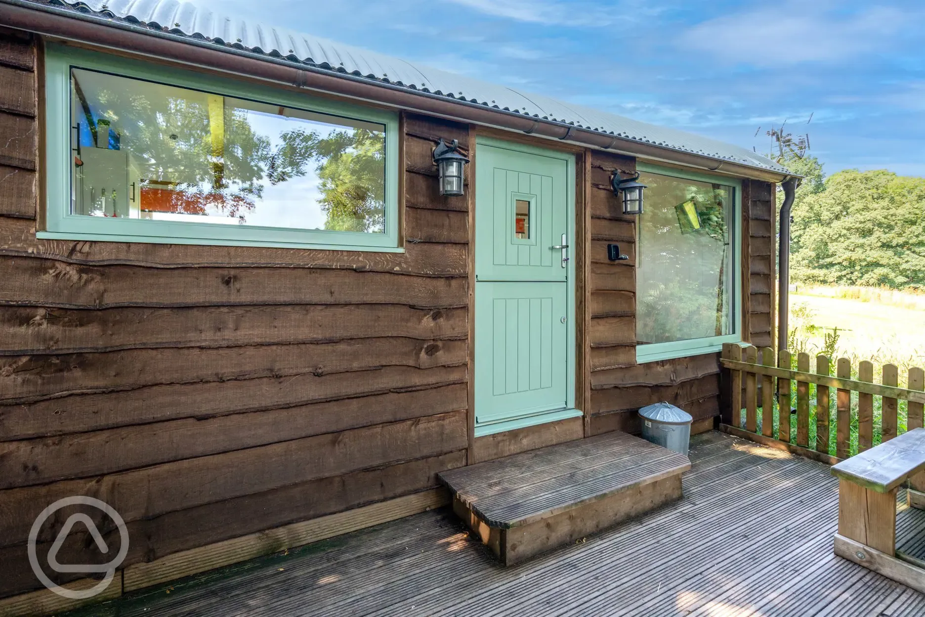 Woodland hut with hot tub