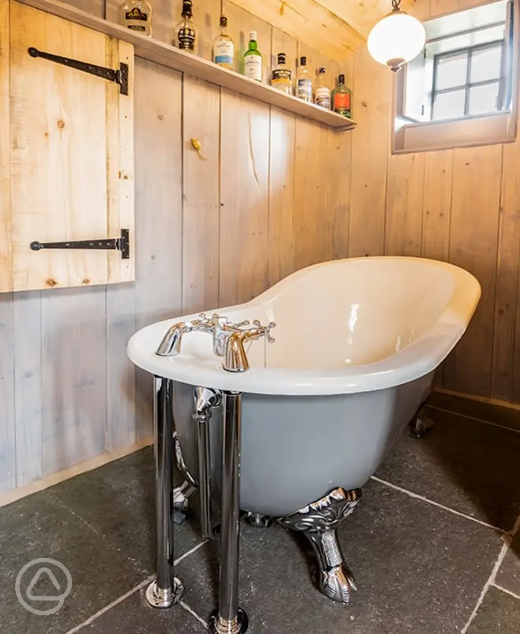 Whisky Howf Cabin with a slipper bath Whisky Howf Cabin with a slipper bath