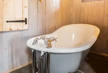 Whisky Howf Cabin with a slipper bath Whisky Howf Cabin with a slipper bath