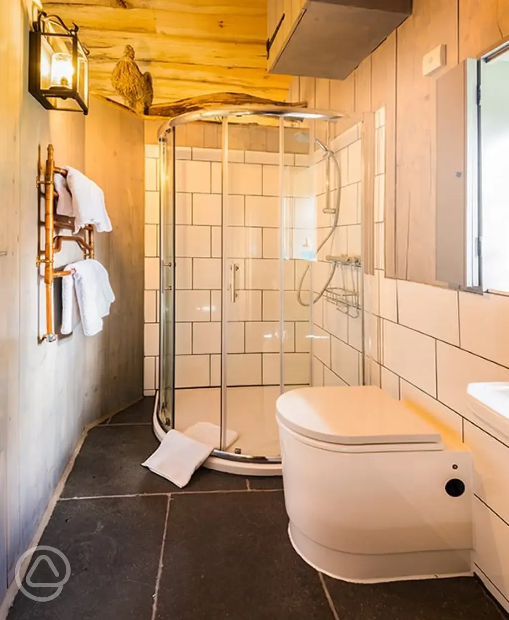 Whisky Howf Cabin ensuite bathroom (towels not provided) Whisky Howf Cabin ensuite bathroom (towels not provided)