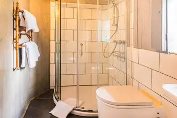 Whisky Howf Cabin ensuite bathroom (towels not provided) Whisky Howf Cabin ensuite bathroom (towels not provided)