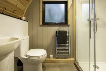 Mega glamping pod ensuite bathroom