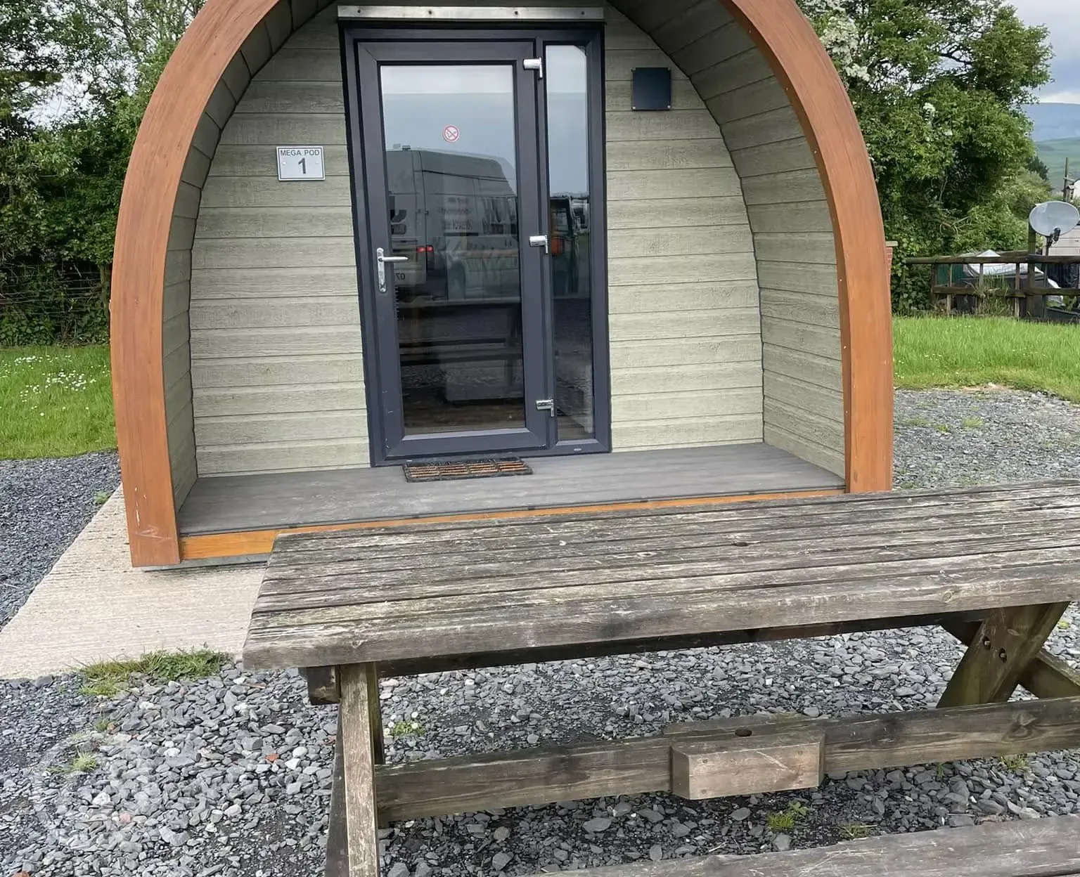 Mega ensuite glamping pod with picnic bench