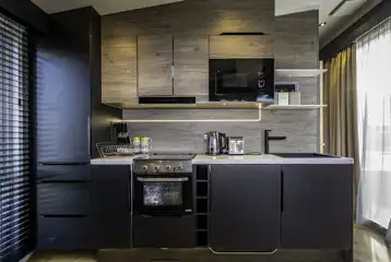 S-pod kitchen with hob, oven, kettle, toaster, microwave and fridge/freezer