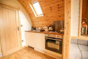 Ensuite glamping pod fully fitted kitchen with an oven, fridge and freezer Ensuite glamping pod fully fitted kitchen with an oven, fridge and freezer