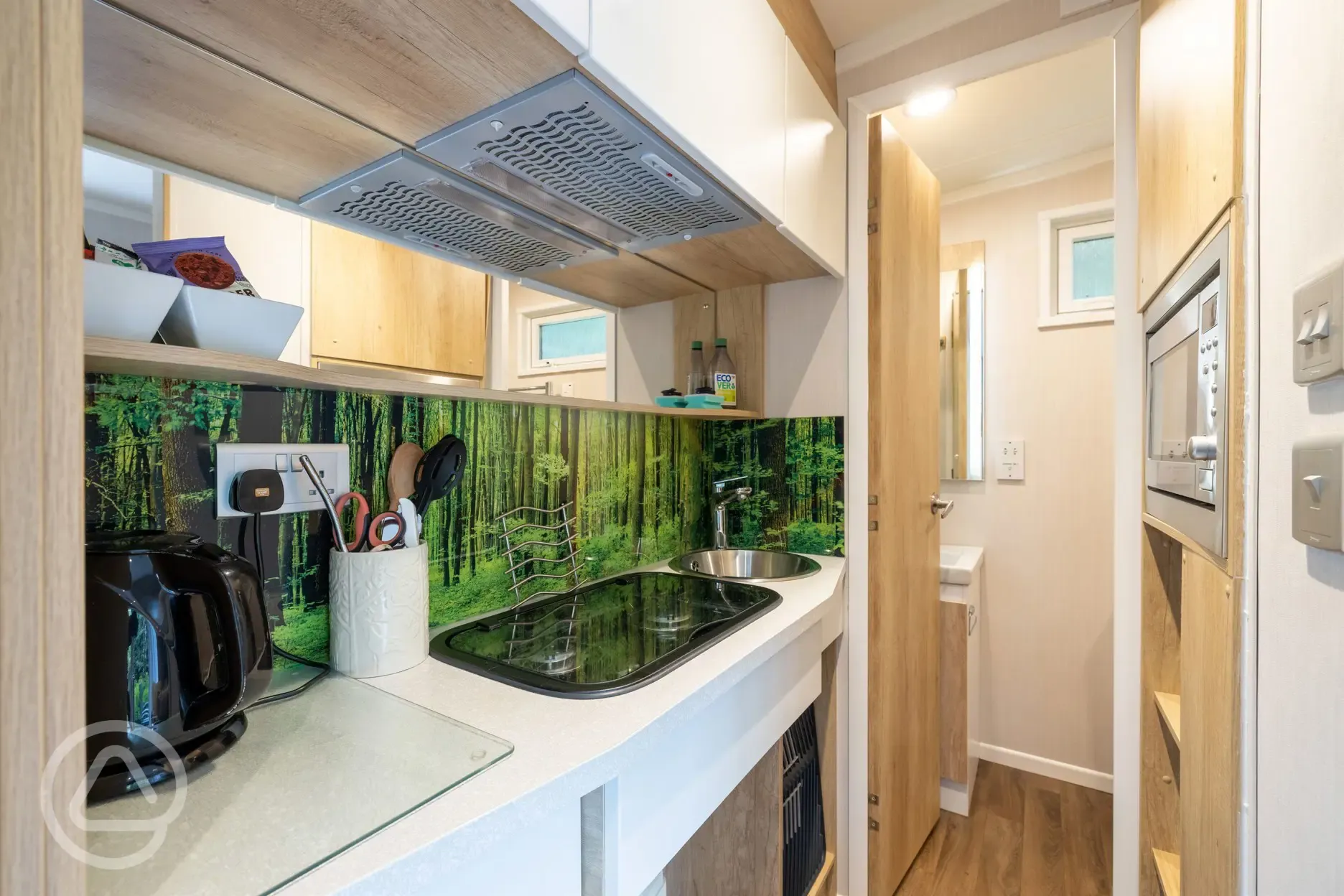 Studio pod cabin equipped kitchenette with hob, mini fridge and kettle