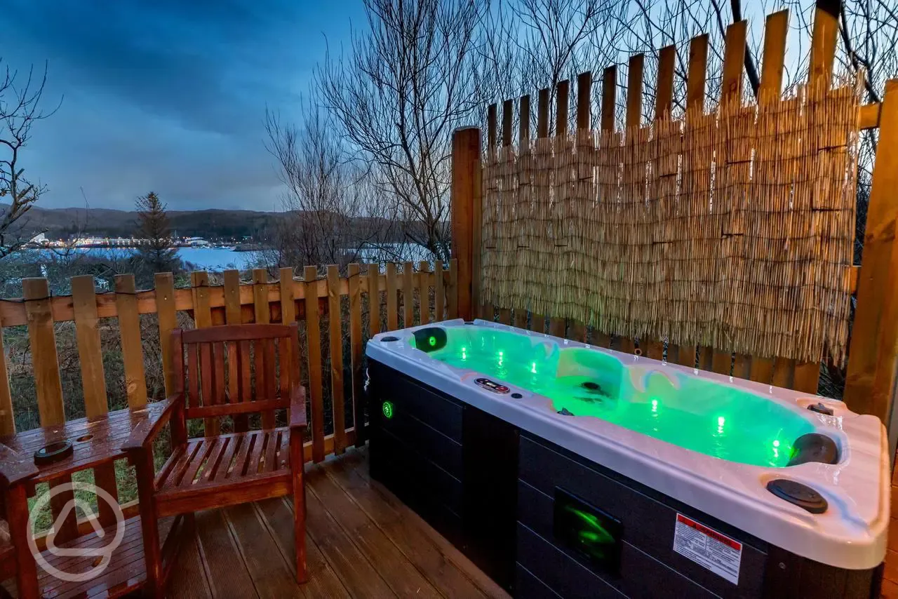 Two-persons hot tub outside Suilven View ensuite glamping pod 