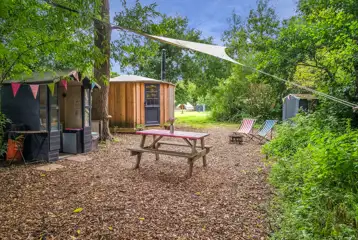 Wye Glamping cabin with a private eco loo, kitchen hut and outdoor seating