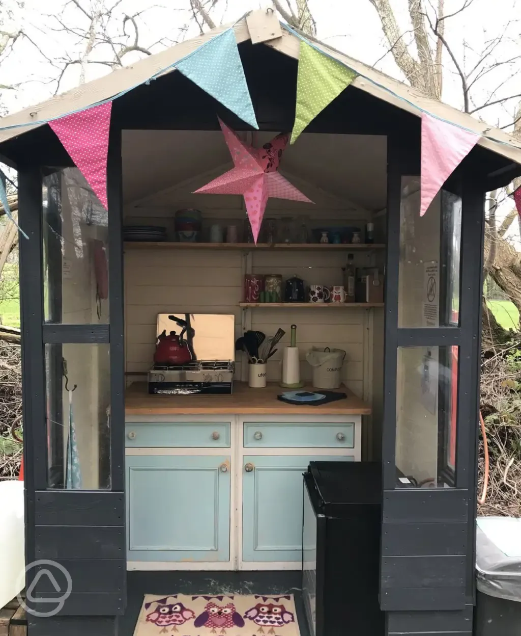 Private equipped kitchen huts with a hob and fridge