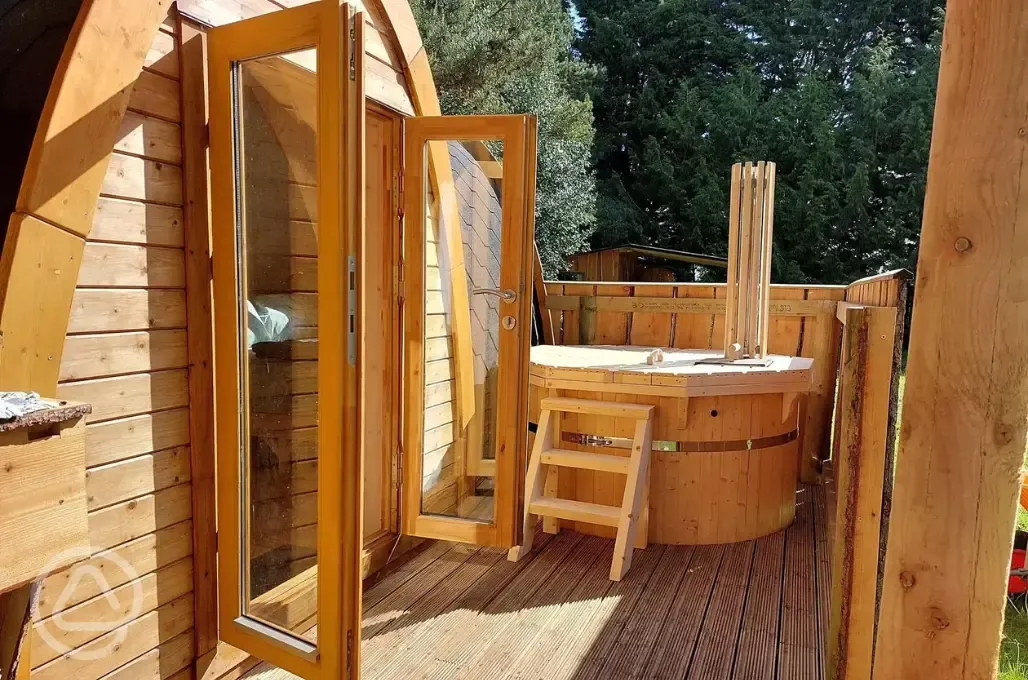 Woodpecker cabin hot tub