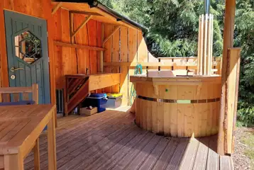 Woodpecker cabin hot tub