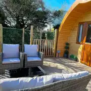 Rosy glamping pod - pet free