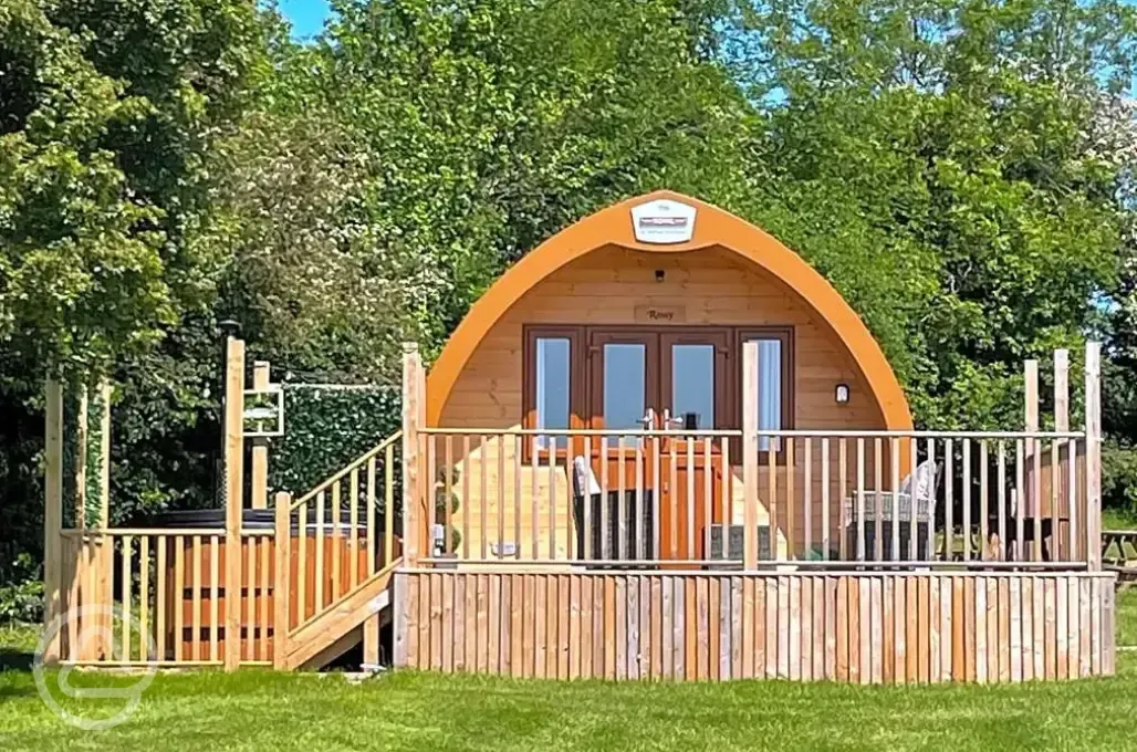 Rosy glamping pod with hot tub - pet friendly