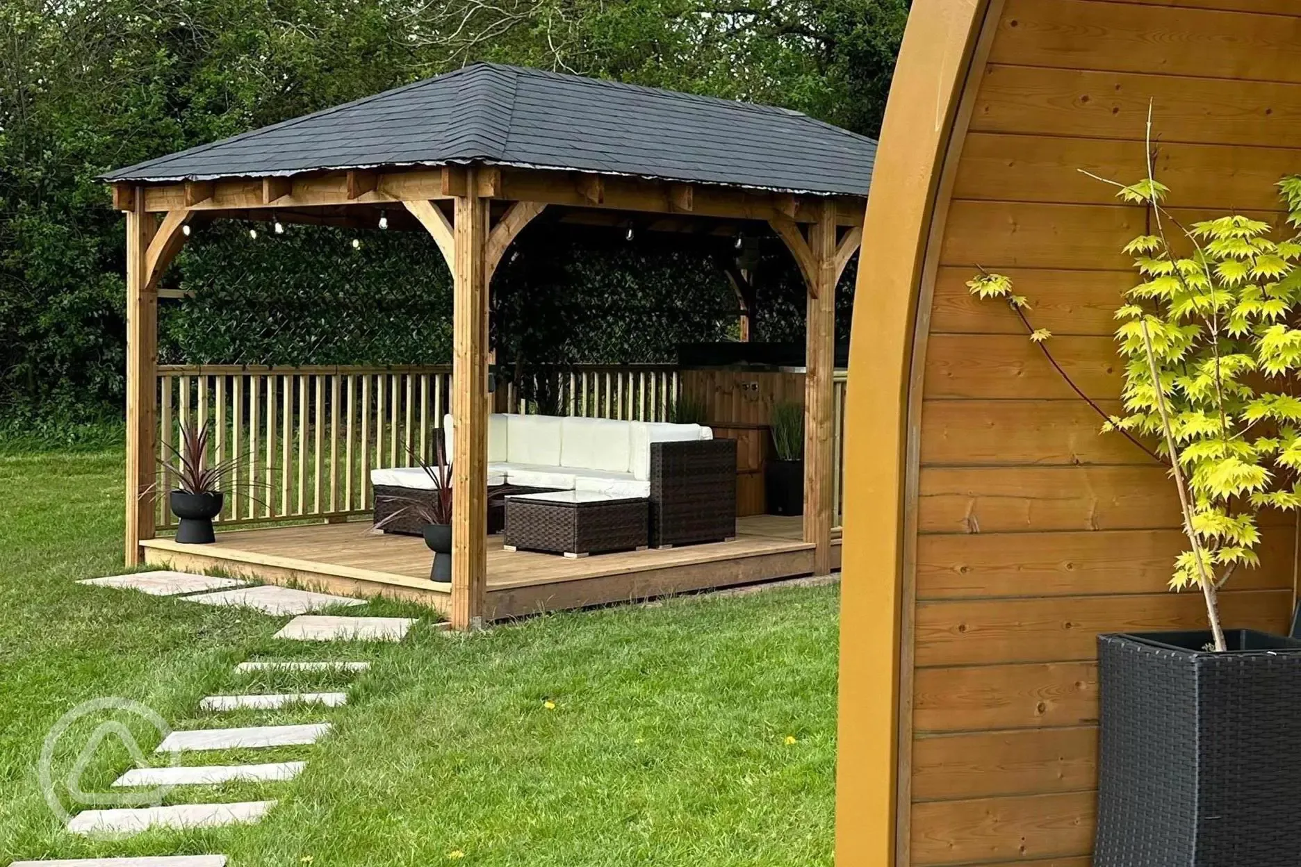 Bluebell glamping pod and gazebo seating area - pet free