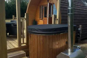 Daisy pod and hot tub Daisy pod and hot tub