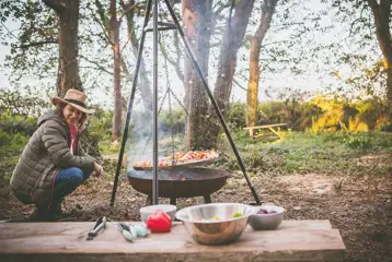 Fire pit and tripod BBQ