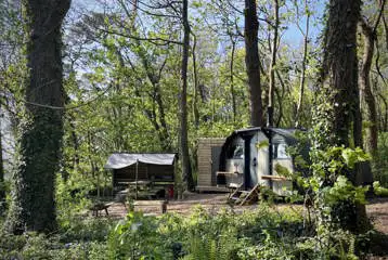 Saltings Landpod with private facilities, kitchen and fire pit