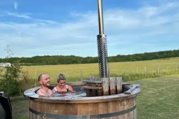 Wellness area - wood-fired hot tub 