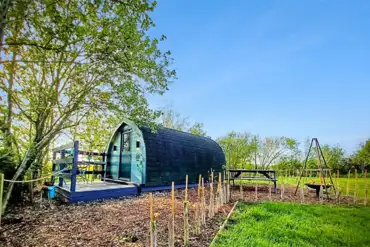 Peacock camping pod and hot tub at Moss Rose Campsite 