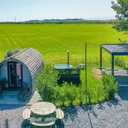 Pods Pwll Coch - Pabi glamping pod with a hot tub and countryside views