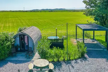 Pods Pwll Coch - Pabi glamping pod with a hot tub and countryside views Pods Pwll Coch - Pabi glamping pod with a hot tub and countryside views